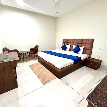 Prism Grand Hotel Zirakpur Buitenkant foto