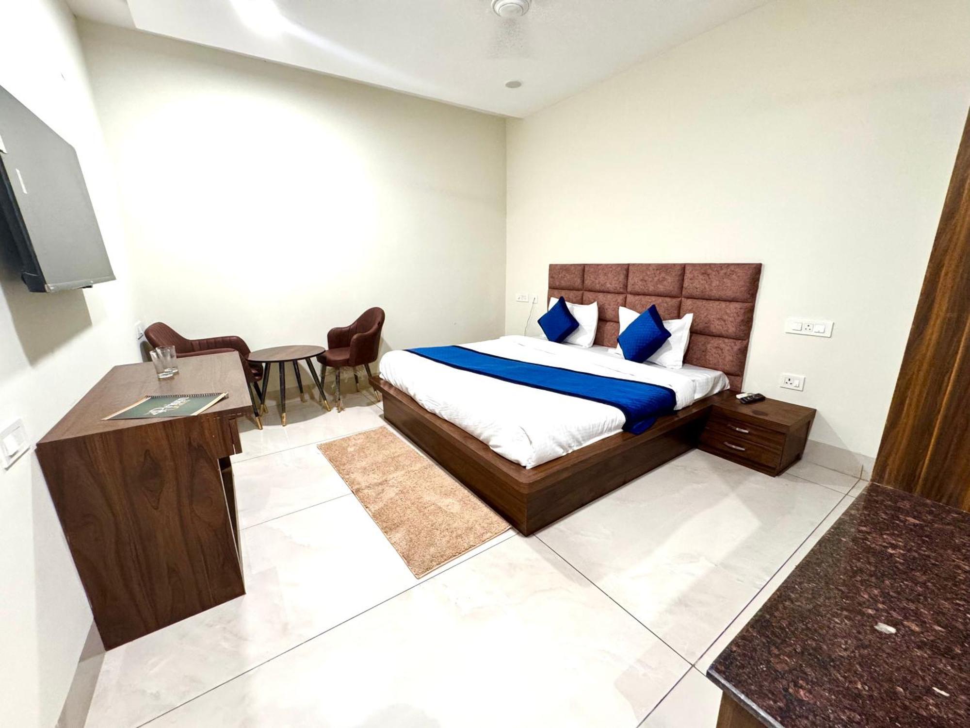 Prism Grand Hotel Zirakpur Buitenkant foto