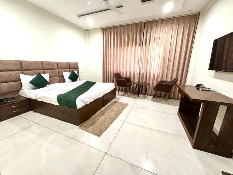 Prism Grand Hotel Zirakpur Buitenkant foto