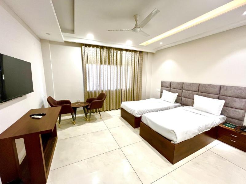 Prism Grand Hotel Zirakpur Buitenkant foto