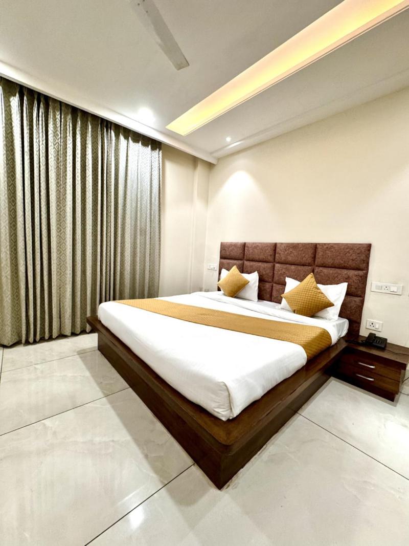 Prism Grand Hotel Zirakpur Buitenkant foto
