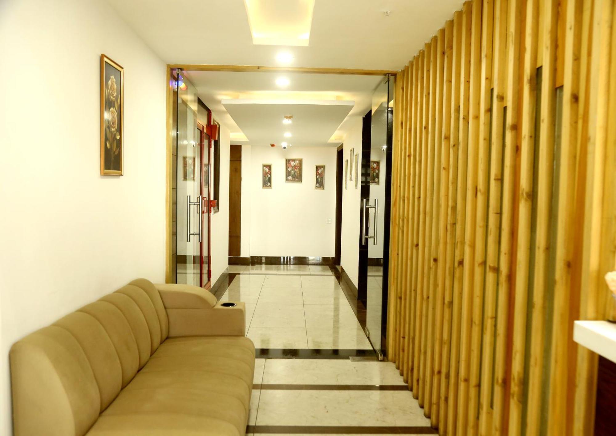 Prism Grand Hotel Zirakpur Buitenkant foto
