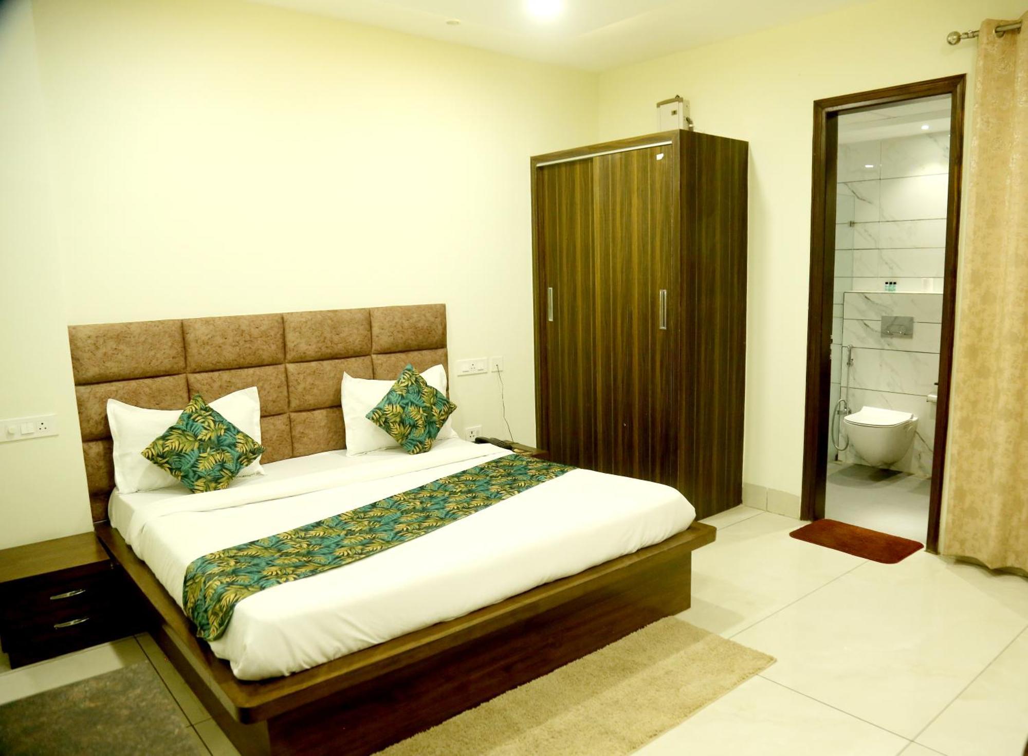 Prism Grand Hotel Zirakpur Buitenkant foto