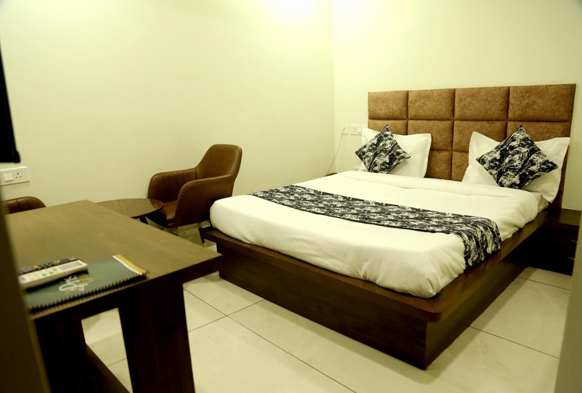 Prism Grand Hotel Zirakpur Buitenkant foto