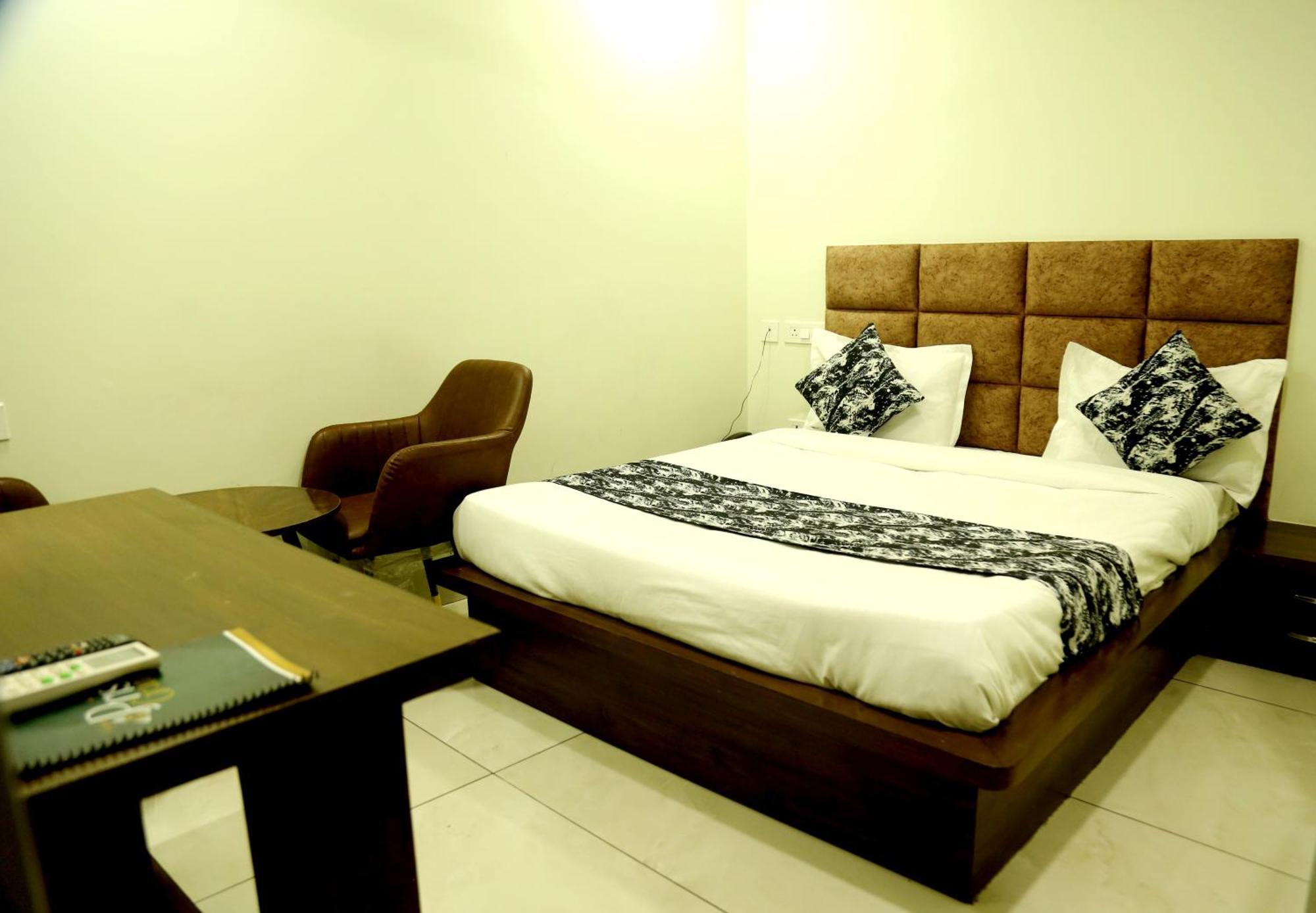 Prism Grand Hotel Zirakpur Buitenkant foto