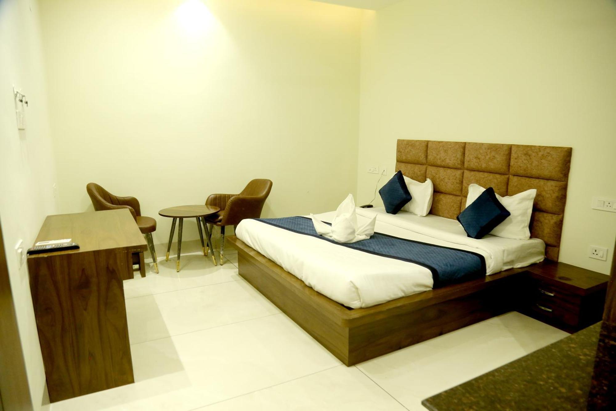 Prism Grand Hotel Zirakpur Buitenkant foto